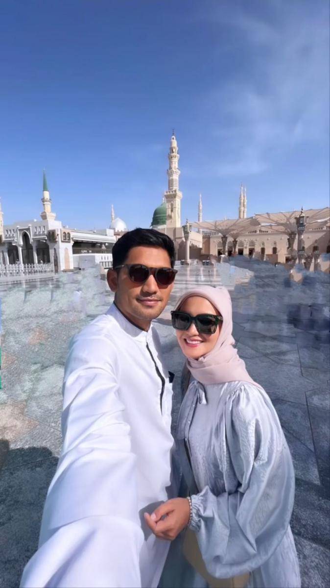 Ririn Ekawati melakukan ibadah umrah bersama Ibnu Jamil. (instagram.com/ibnujamilo)