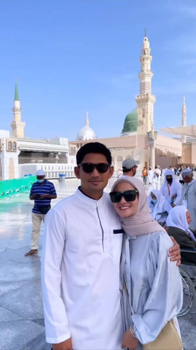 Ririn Ekawati melakukan ibadah umrah bersama Ibnu Jamil. (instagram.com/ibnujamilo)
