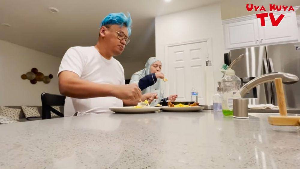 Sahur pertama Uya Kuya dan Astrid di Amerika. (dok.youtube.com/UyaKuyaTV)