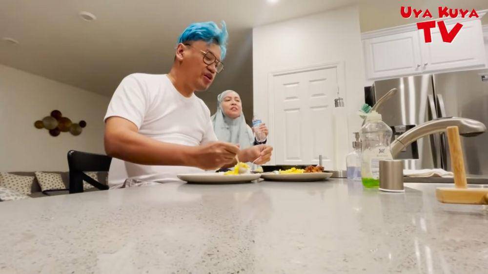 Sahur pertama Uya Kuya dan Astrid di Amerika. (dok.youtube.com/UyaKuyaTV)