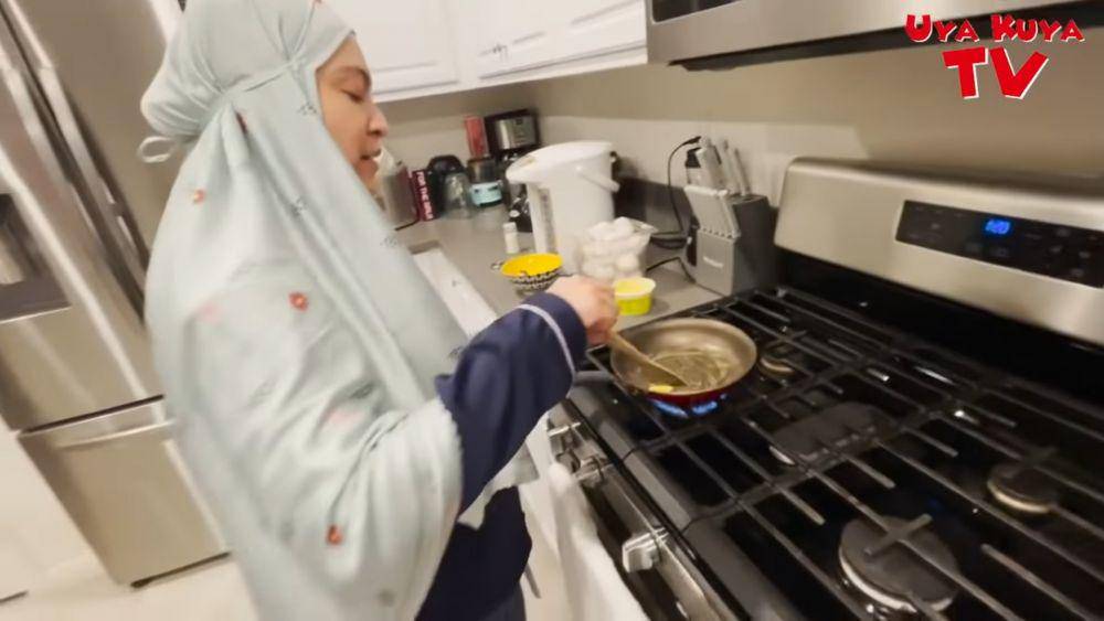 Sahur pertama Uya Kuya dan Astrid di Amerika. (dok.youtube.com/UyaKuyaTV)