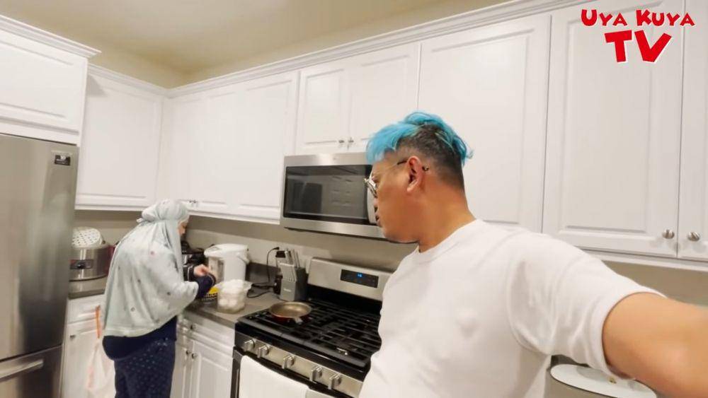 Sahur pertama Uya Kuya dan Astrid di Amerika. (dok.youtube.com/UyaKuyaTV)