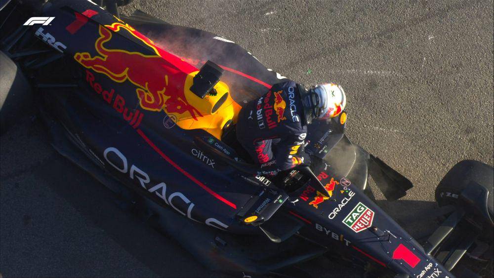 Max Verstappen keluar dari mobil saat balapan GP Australia 2022. (twitter.com/F1)