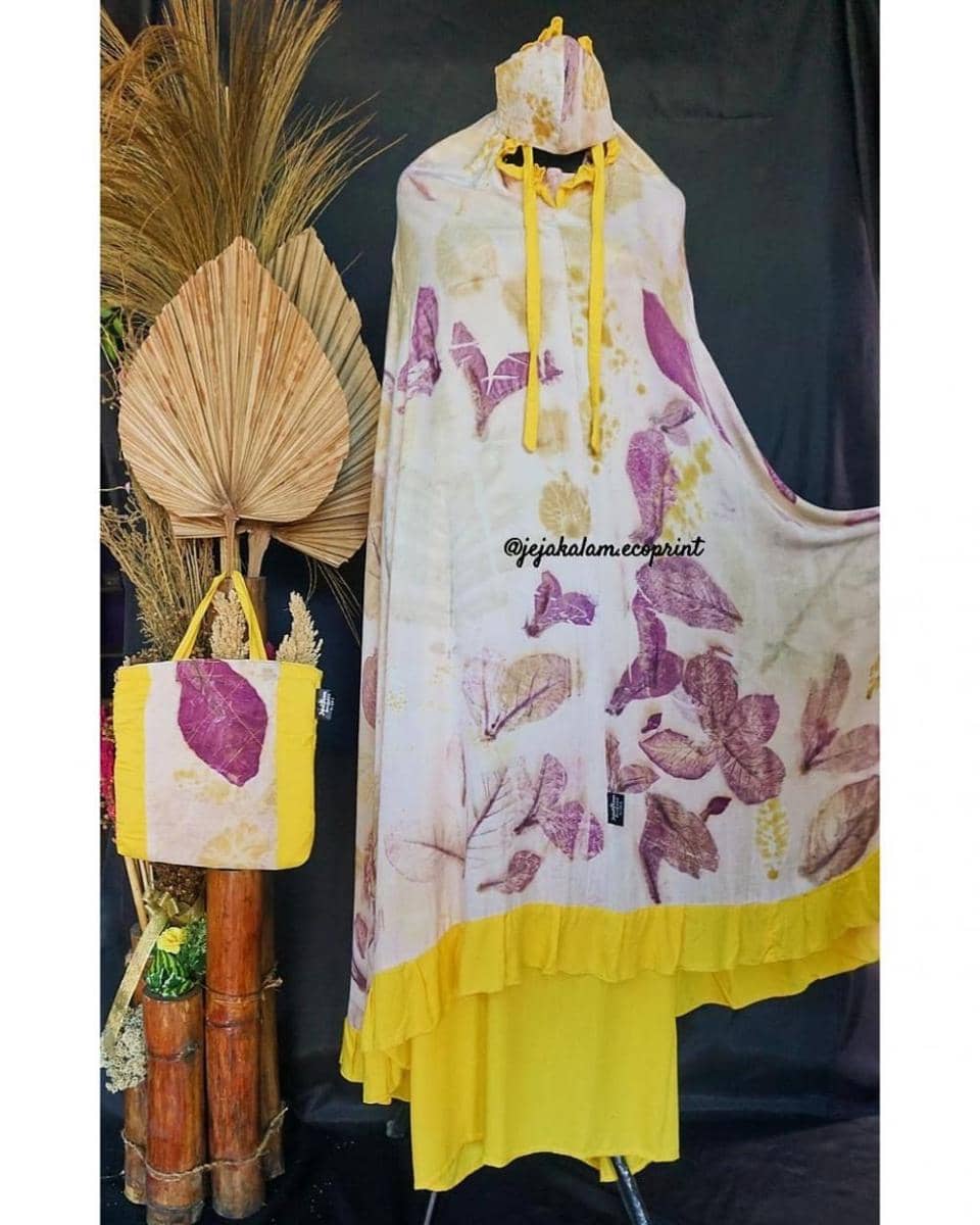 Produk  mukena berbahan kain ecoprint. Instagram.com/@jejakalam.ecoprint