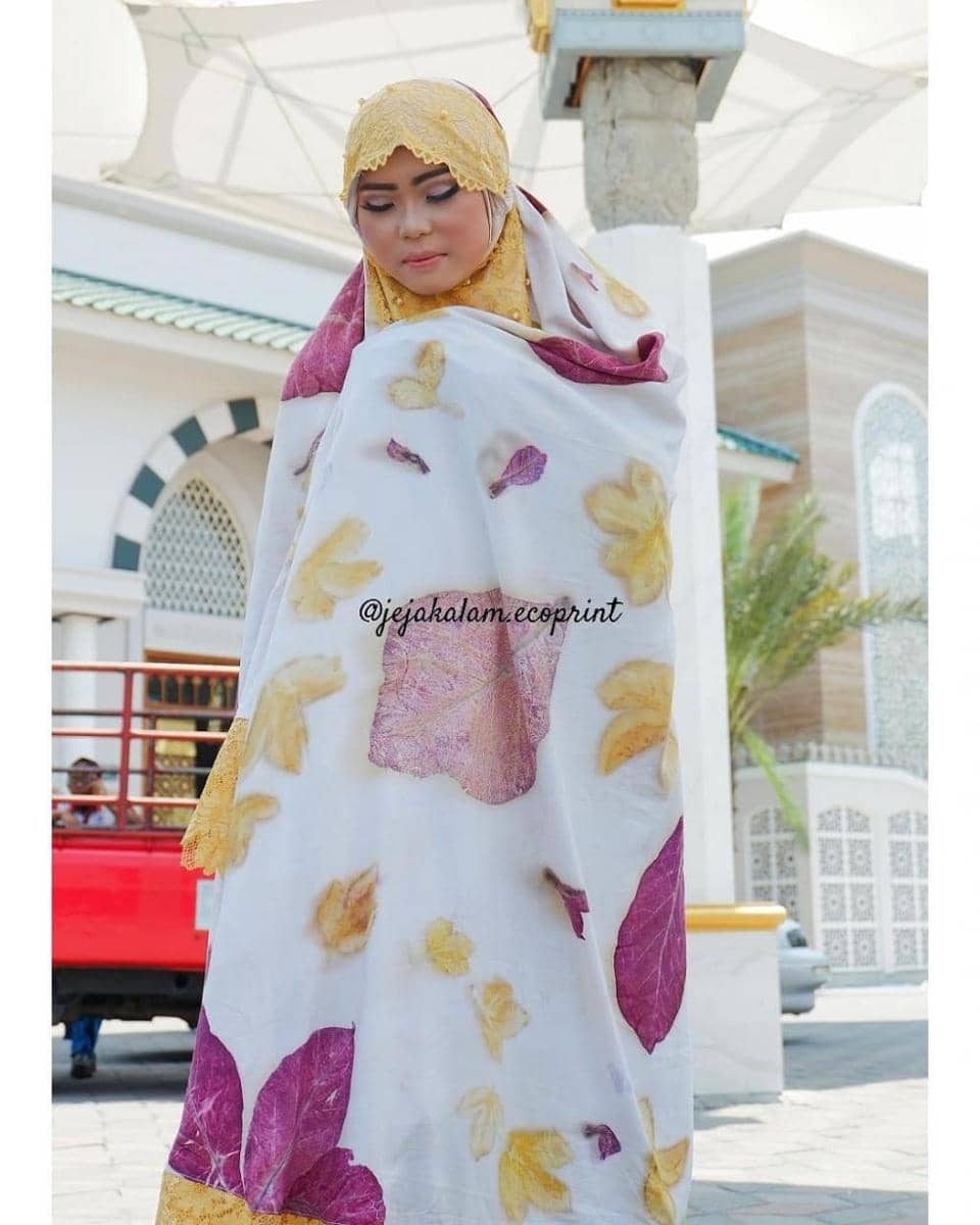 Produk  mukena berbahan kain ecoprint. Instagram.com/@jejakalam.ecoprint