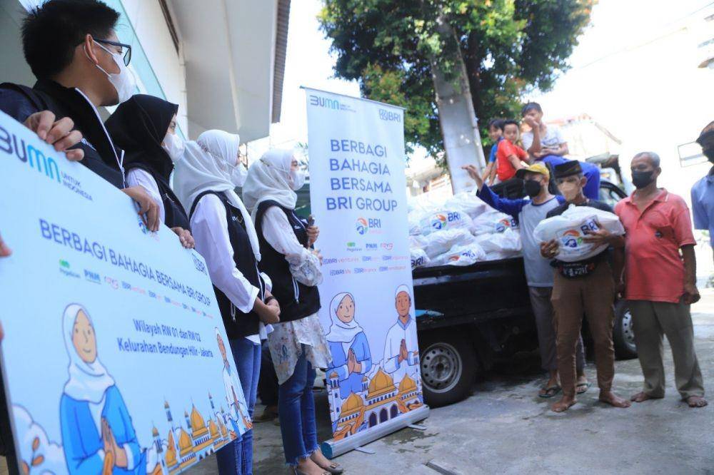 BRI Group menjalankan program ‘Berbagi Bahagia Bersama BRI Group’ berupa penyaluran bantuan sebanyak 80 ribu paket sembako gratis kepada 144 panti asuhan, 36 panti werdha, dan masyarakat umum yang tersebar di wilayah Indonesia. (Dok. BRI)
