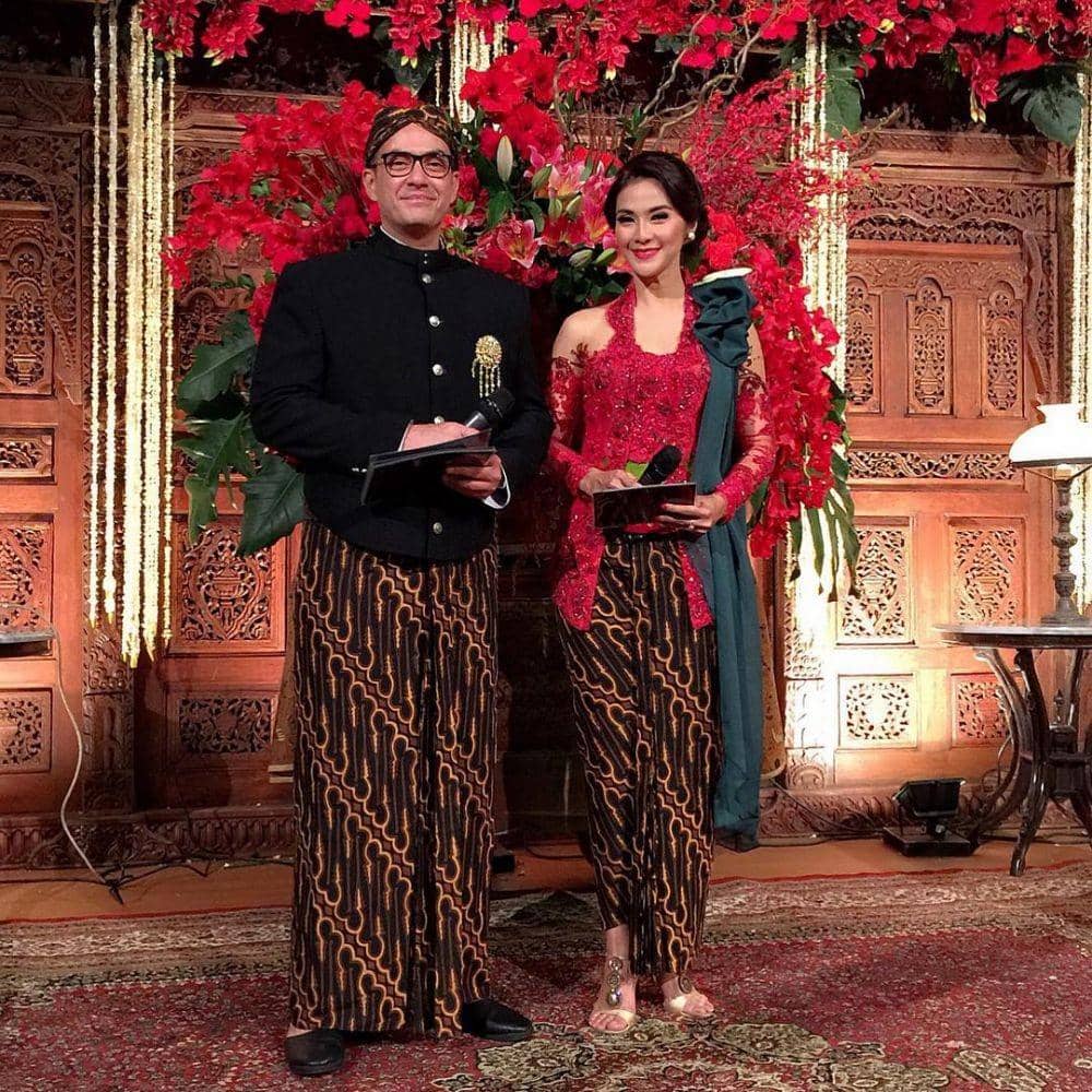 Kebaya kutubaru. (instagram.com/maudykoesnaedi)
