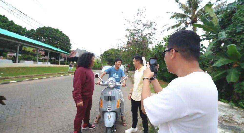 potret Bintang Emon jemput hampers Vespa (youtube.com/Arief Muhammad)