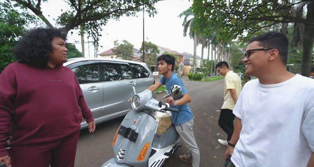 potret Bintang Emon jemput hampers Vespa (youtube.com/Arief Muhammad)