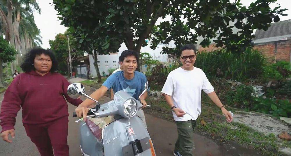 potret Bintang Emon jemput hampers Vespa (youtube.com/Arief Muhammad)