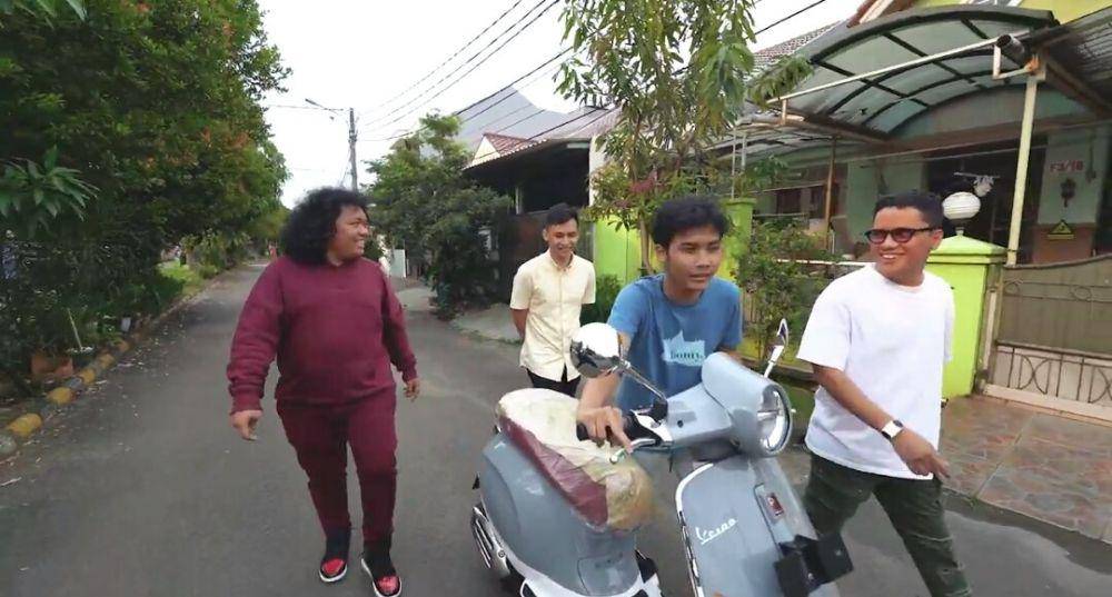 potret Bintang Emon jemput hampers Vespa (youtube.com/Arief Muhammad)