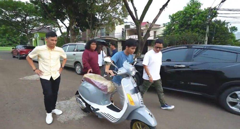 potret Bintang Emon jemput hampers Vespa (youtube.com/Arief Muhammad)