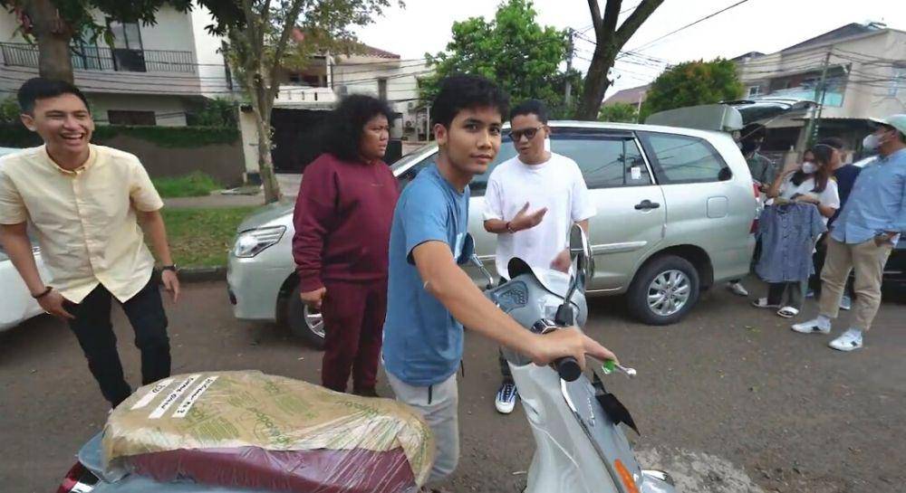 potret Bintang Emon jemput hampers Vespa (youtube.com/Arief Muhammad)