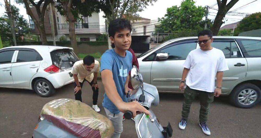 potret Bintang Emon jemput hampers Vespa (youtube.com/Arief Muhammad)