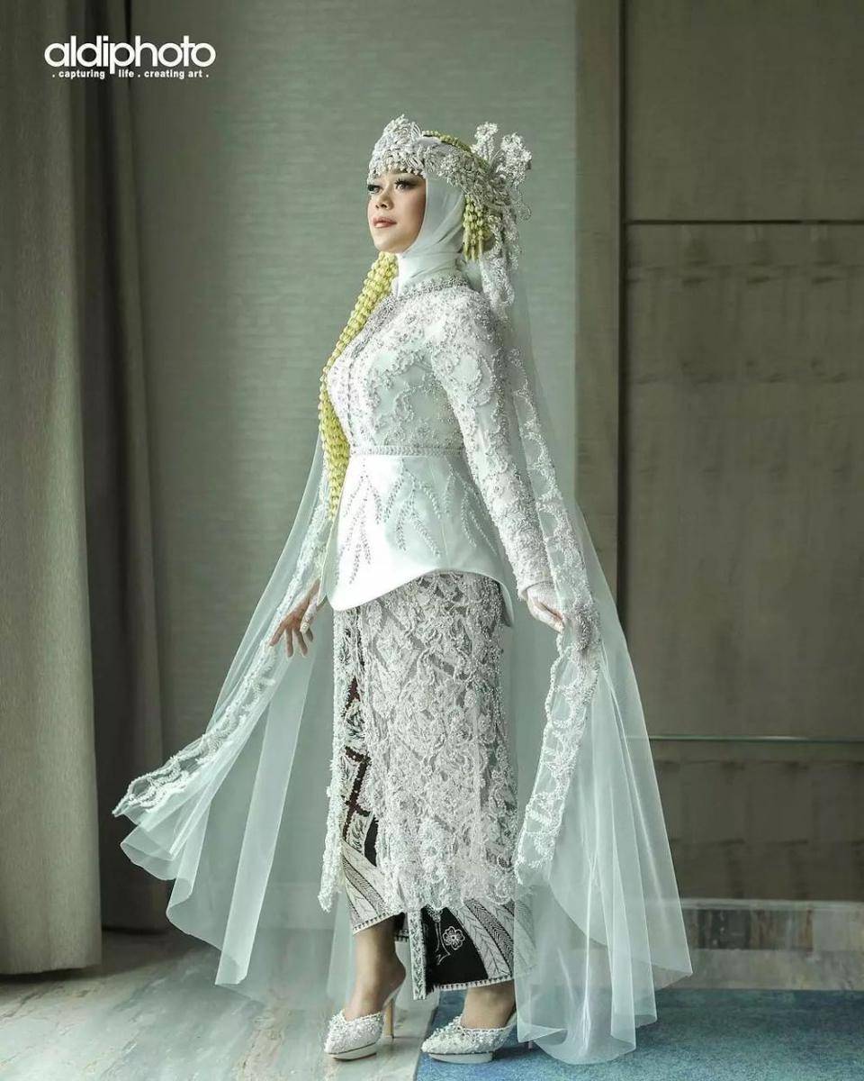 Kebaya Muslim untuk Akad Nikah (instagram.com/renzilazuardi)