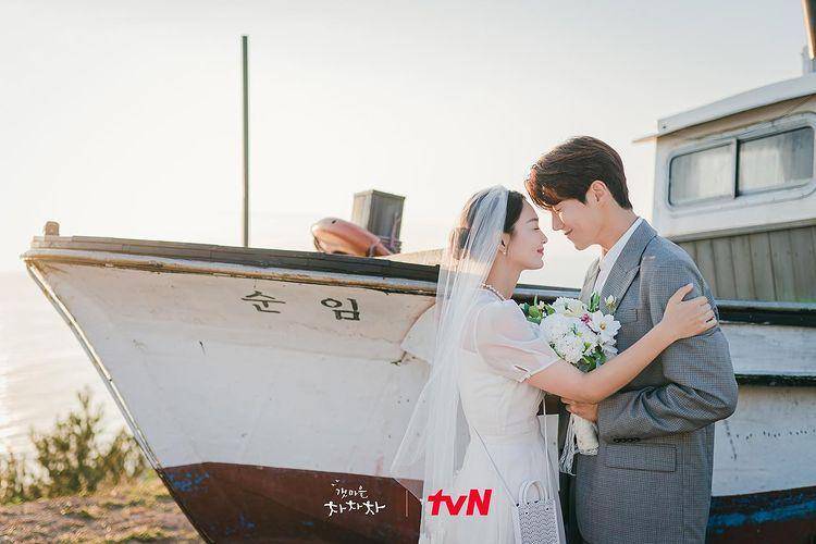 Shin Min Ah dan Kim Seon Ho di Hometown Cha-cha-cha (instagram.com/tvn_drama)