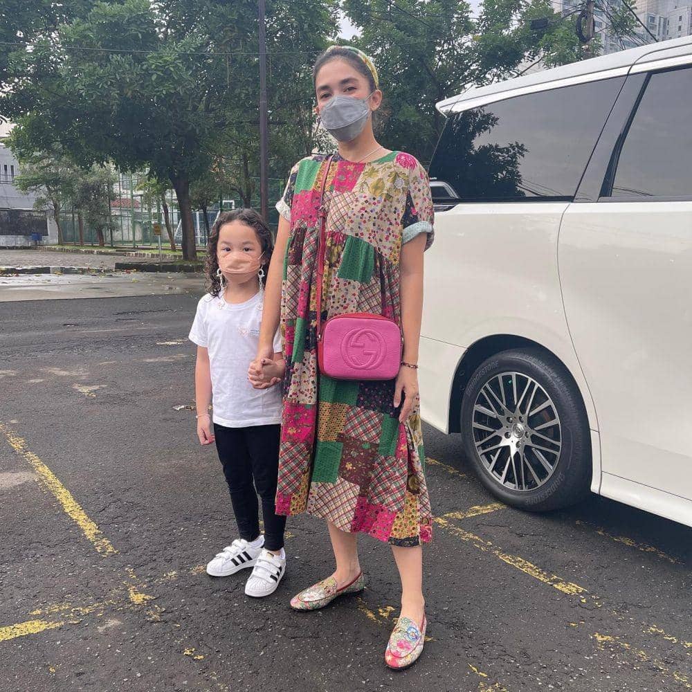 busana sehari-hari ala Ussy Pratama (instagram.com/ussypratama)