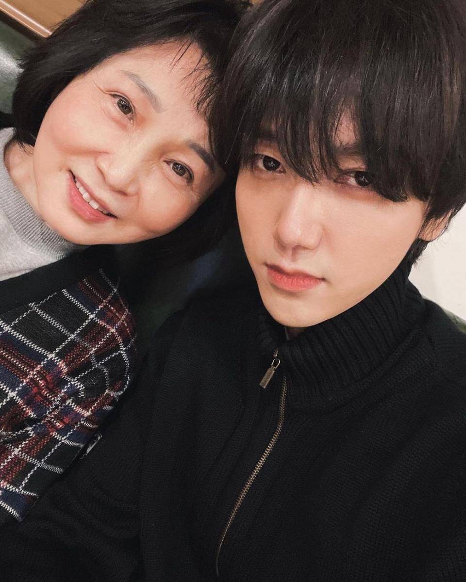 Yesung Suju dan Ibu (instgram.com/yesung1106)