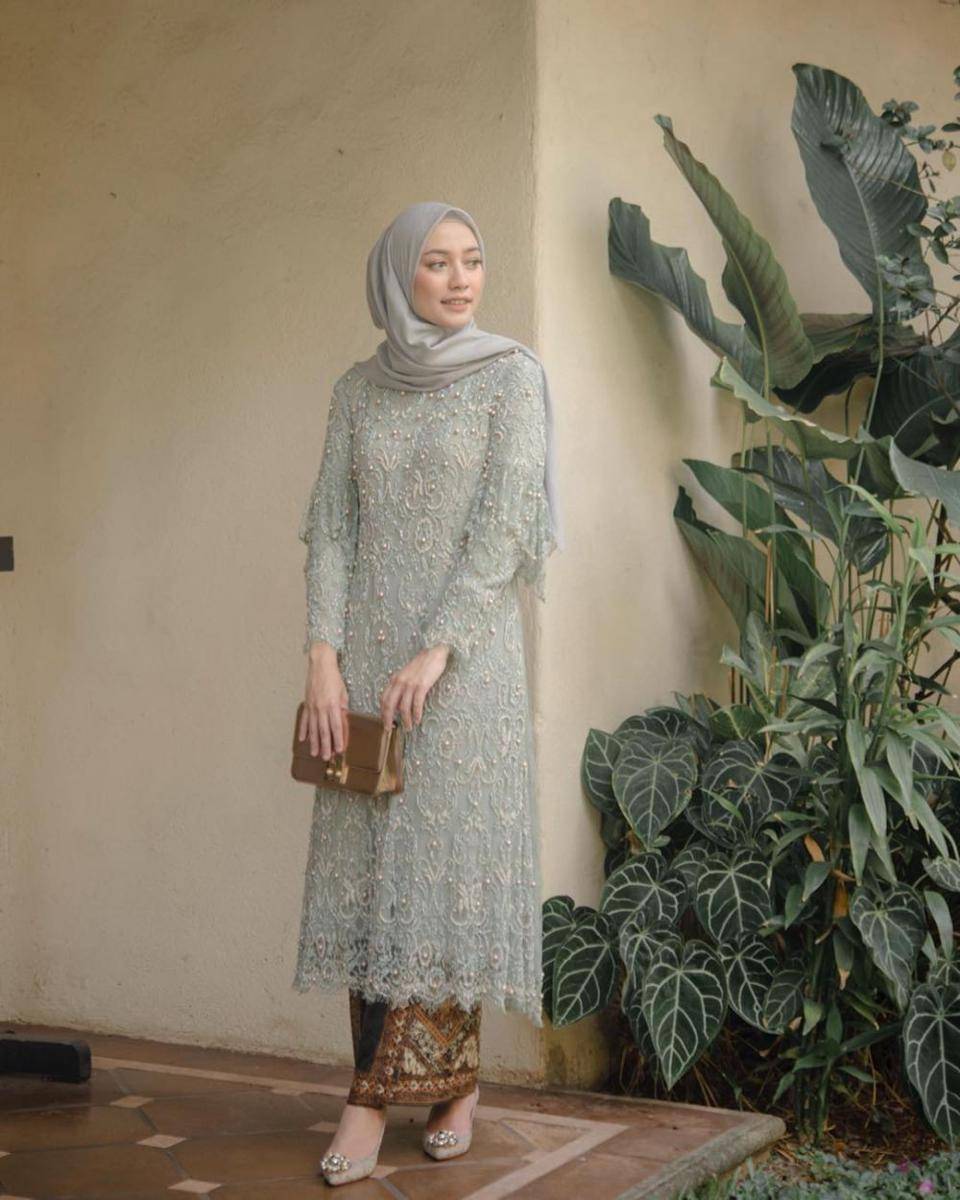 dress dan kebaya hijab sage green  (instagram.com/megaiskanti)