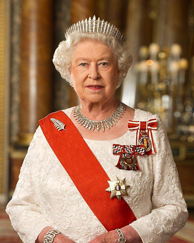 potret Ratu Elizabeth II mengenakan Queen Mary's Fringe Tiara (commons.wikimedia.org/Hazhk)