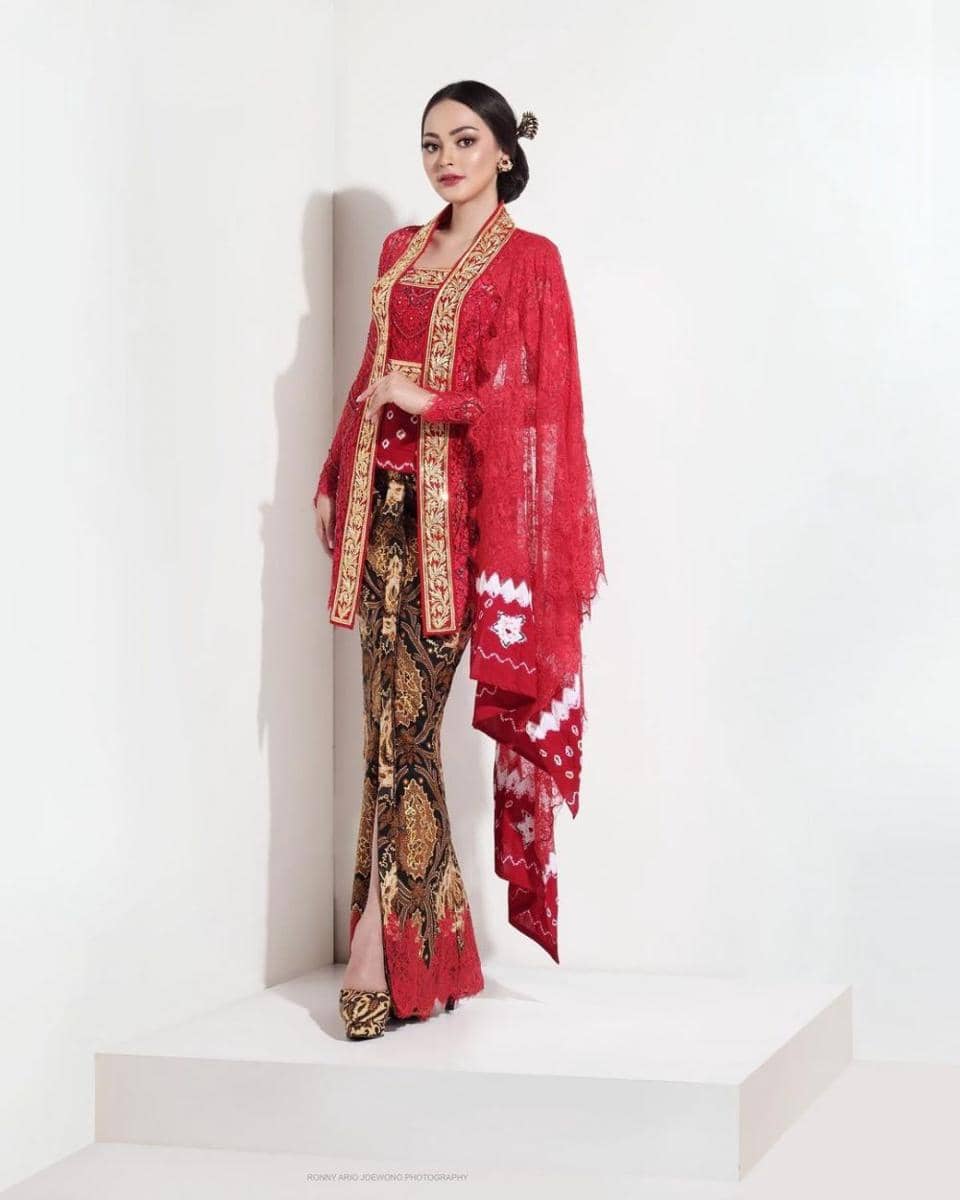Kebaya kutubaru. (instagram.com/joleneemarie)