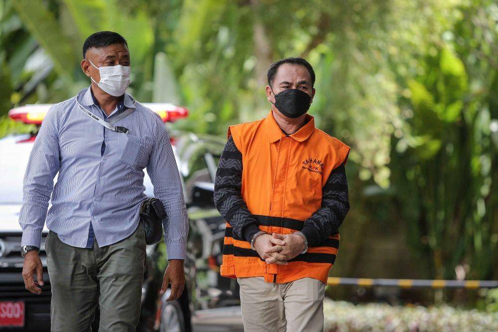 Tersangka Muara Perangin Angin (kanan) tiba untuk menjalani pemeriksaan di gedung KPK, Jakarta, Senin (21/3/2022). (ANTARA FOTO/Dhemas Reviyanto)
