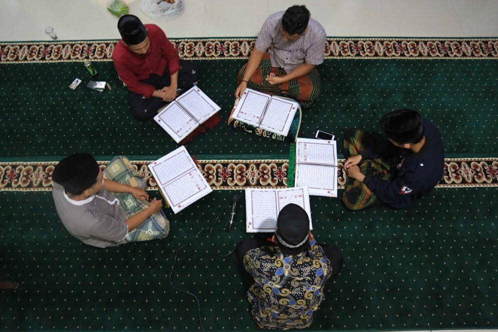 Sejumlah umat Muslim bertadarus Al Quran di Masjid At-Taqwa Desa Alue Raya, Samatiga, Aceh Barat, Aceh, Minggu (10/4/2022). (ANTARA FOTO/Syifa Yulinnas)
