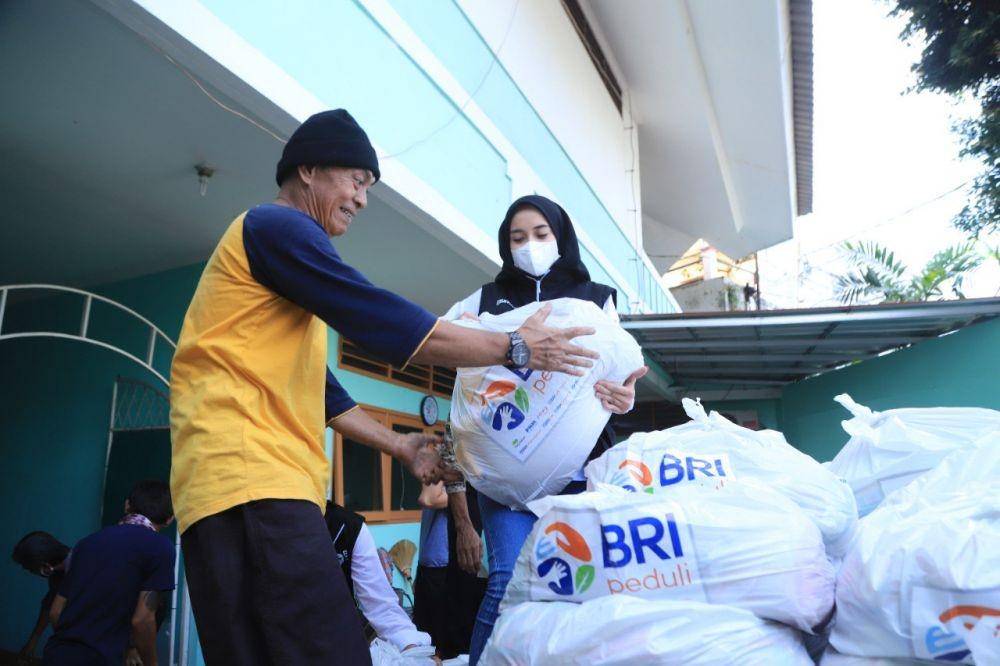 BRI Group menjalankan program ‘Berbagi Bahagia Bersama BRI Group’ berupa penyaluran bantuan sebanyak 80 ribu paket sembako gratis kepada 144 panti asuhan, 36 panti werdha, dan masyarakat umum yang tersebar di wilayah Indonesia. (Dok. BRI)
