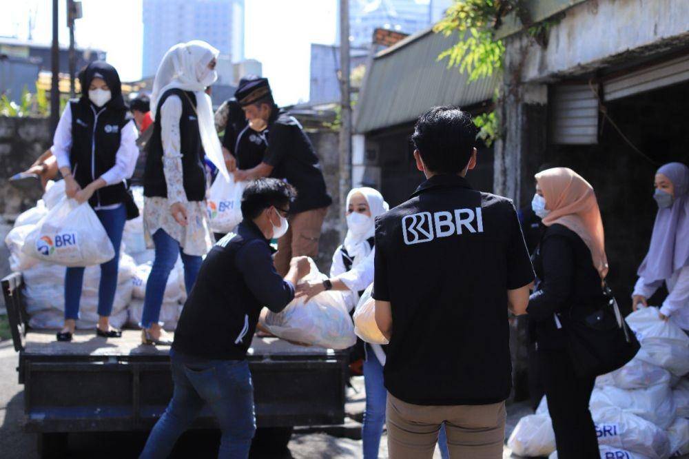 BRI Group menjalankan program ‘Berbagi Bahagia Bersama BRI Group’ berupa penyaluran bantuan sebanyak 80 ribu paket sembako gratis kepada 144 panti asuhan, 36 panti werdha, dan masyarakat umum yang tersebar di wilayah Indonesia. (Dok. BRI)