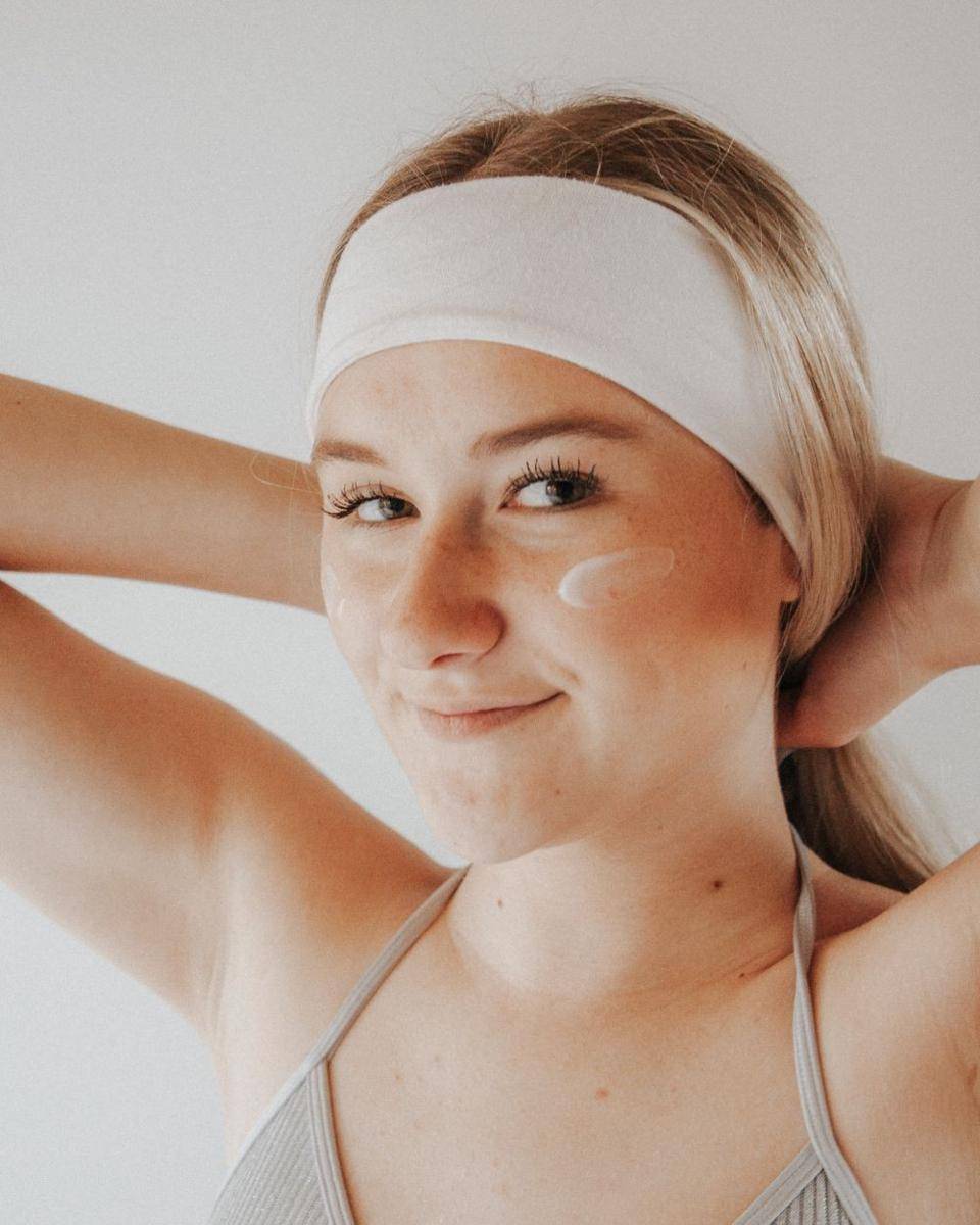7 Tips Wajah Tetap Glowing Selama Ramadan, Coba Pakai Face Mist!