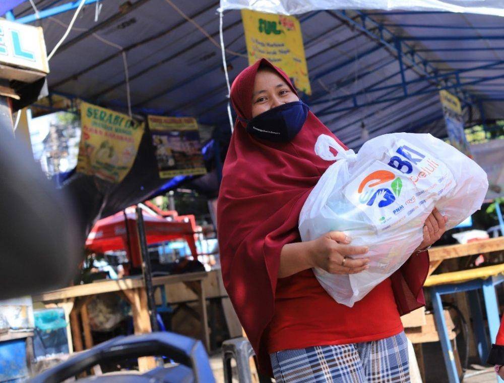 BRI Group menjalankan program ‘Berbagi Bahagia Bersama BRI Group’ berupa penyaluran bantuan sebanyak 80 ribu paket sembako gratis kepada 144 panti asuhan, 36 panti werdha, dan masyarakat umum yang tersebar di wilayah Indonesia. (Dok. BRI)