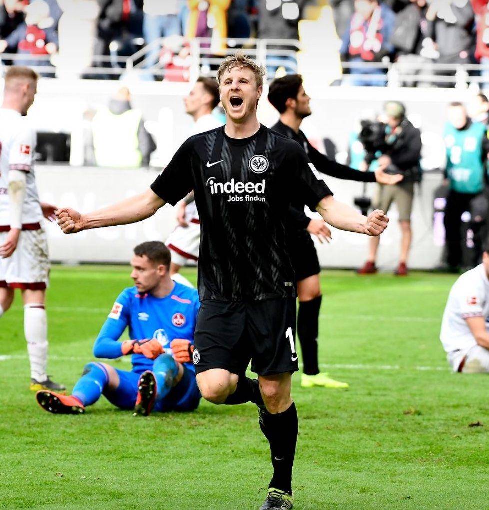 Martin Hinteregger saat membela Eintracht Frankfurt di Bundesliga. (twitter.com/eintracht_eng)