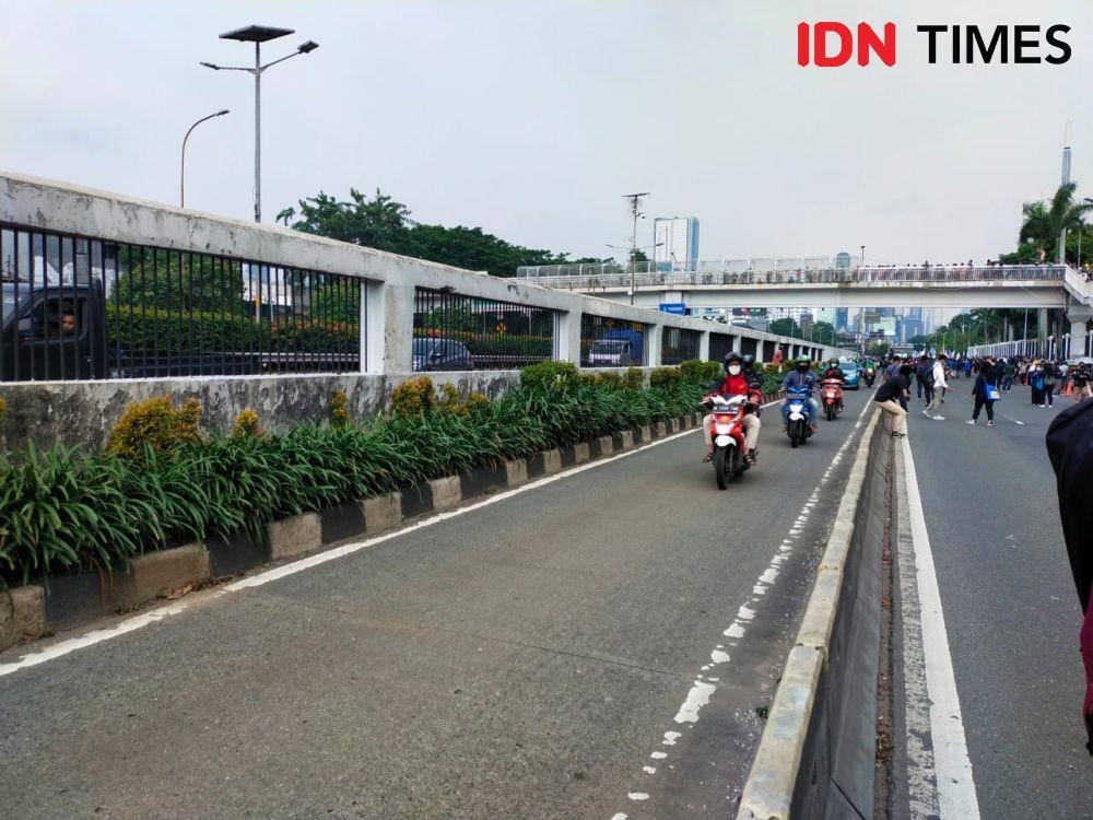 Mahasiswa mulai bergerak mendekatI kawasan depan DPR, kendaraan hanya bisa masuk jalur Transjakarta pada Senin (11/4/2022). (IDN Times/Ilman Nafi'an)