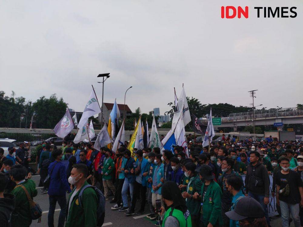 Sejumlah massa dari Aliansi Badan Eksekutif Mahasiswa Seluruh Indonesia (BEM SI) mulai berdatangan ke depan gedung DPR RI pada Senin (11/4/2022). (IDN Times/Ilman Nafi'an)