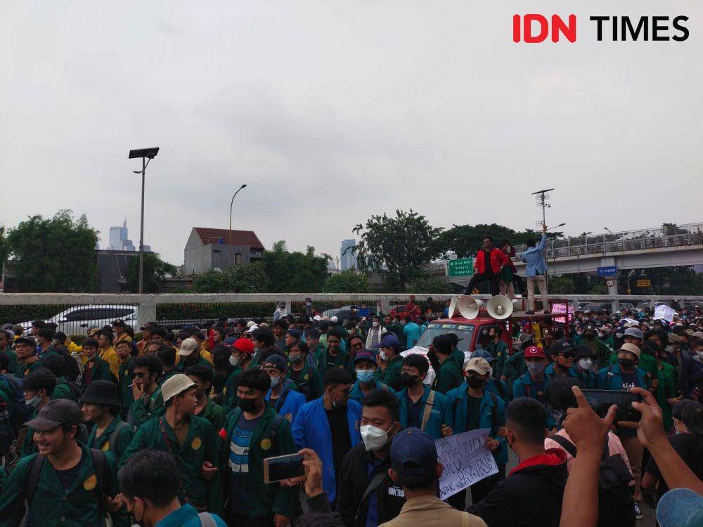 Sejumlah massa dari Aliansi Badan Eksekutif Mahasiswa Seluruh Indonesia (BEM SI) mulai berdatangan ke depan gedung DPR RI pada Senin (11/4/2022). (IDN Times/Ilman Nafi'an)