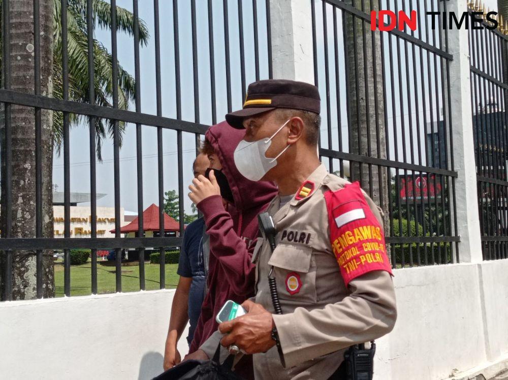 [BREAKING] Polisi Amankan Seseorang Diduga Pelajar di Depan Gedung DPR