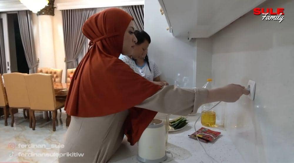 potret Nathalie Holscher masak (dok. youtube.com/SULE FAMILY)