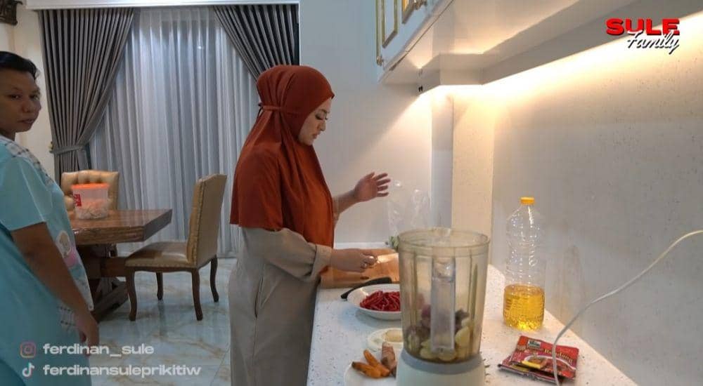 potret Nathalie Holscher masak (dok. youtube.com/SULE FAMILY)
