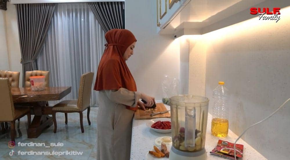 potret Nathalie Holscher masak (dok. youtube.com/SULE FAMILY)