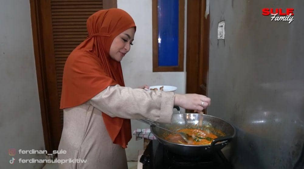 9 Momen Nathalie Holscher Masak Menu Sahur buat Sule