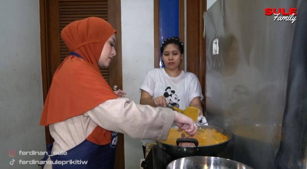 potret Nathalie Holscher masak (dok. youtube.com/SULE FAMILY)
