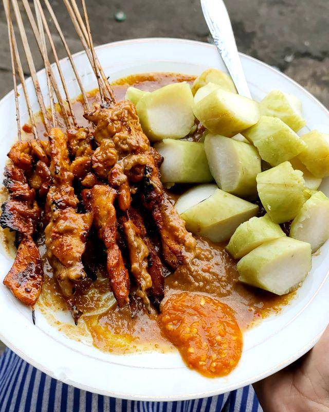 gambar sate ayam H. Ishak (instagram.com/foodies.ptr)
