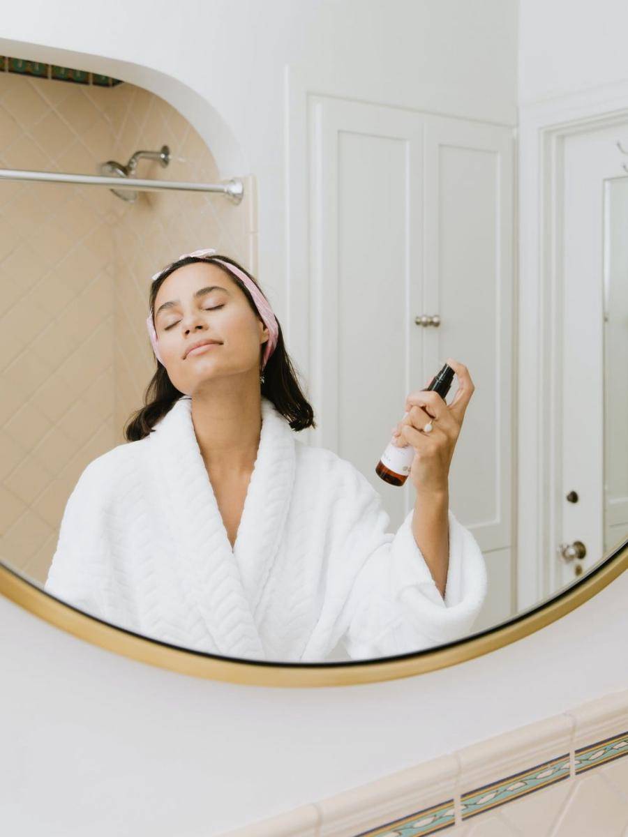 Ilustrasi pakai face mist. (unsplash.com/Kalos Skincare)
