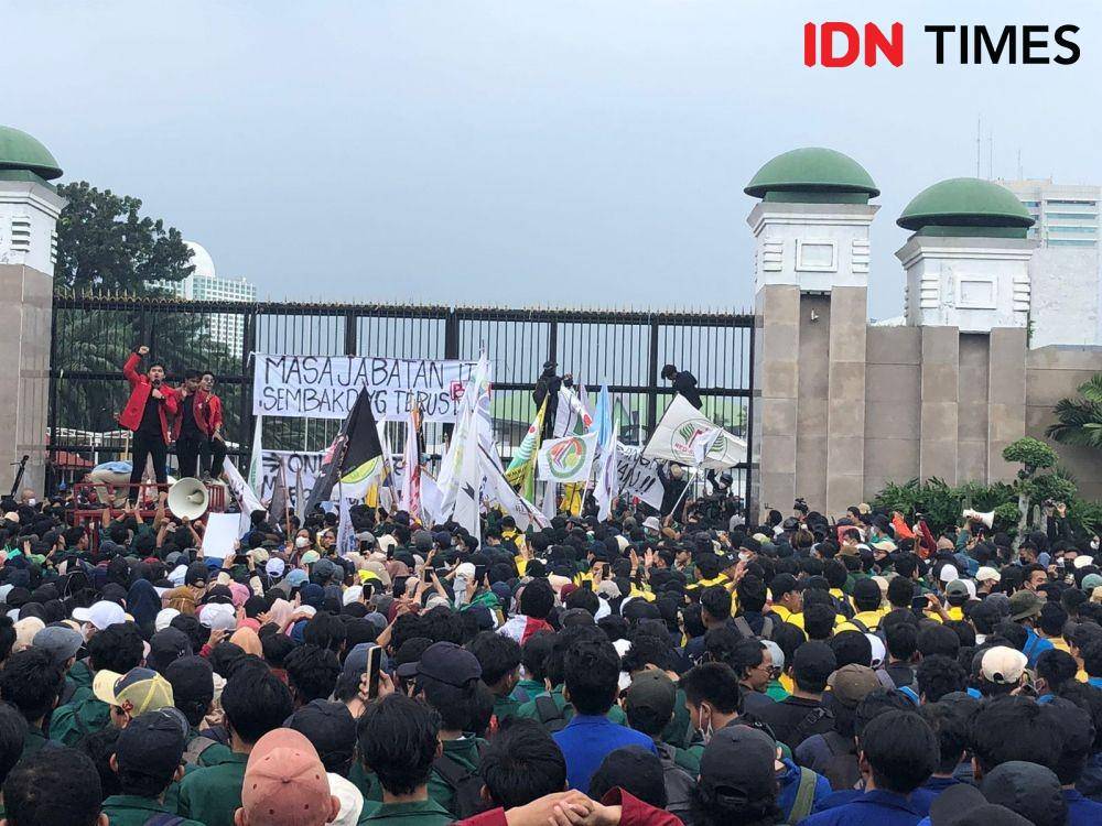 Sejumlah mahasiswa mulai melangsungkan orasi di depan gerbang DPR pada Senin (11/4/2022). (IDN Times/Melani Hermalia Putri)