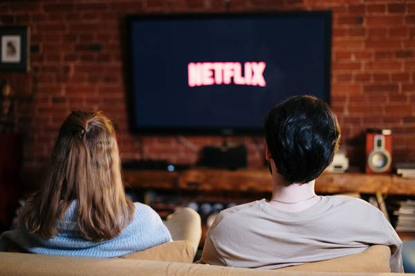 Film sebagai topik pembicaraan PDKT (pexels.com/cottonbro)