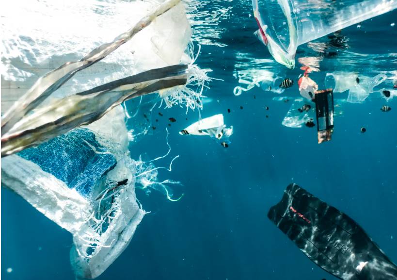 ilustrasi sampah plastik (unsplash.com/Naja Bertolt Jensen)