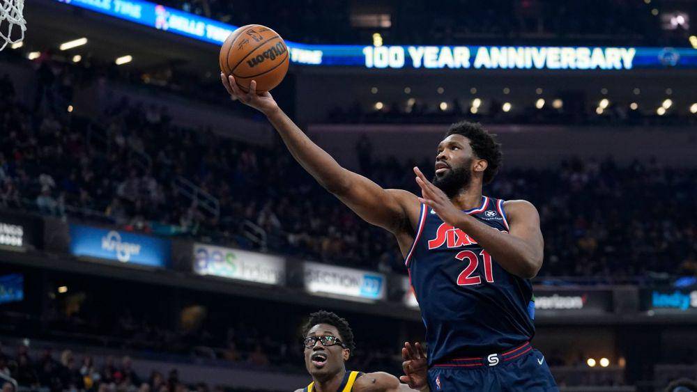 Joel Embiid saat mencetak 41 poin saat menghadapi Indiana Pacers. (skysports.com)
