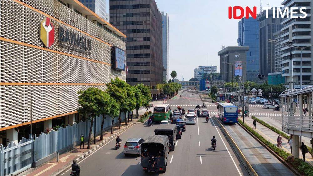 Lalu lintas di Jalan Sudirman-MH Thamrin terpantau lancar jelang Demo Mahasiswa pada Senin (11/4/2022). (IDN Times/Uji Sukma Medianti)