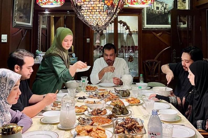 10 Potret Keseruan Buka Bersama Siti Nurhaliza Bersama Anak Cucu