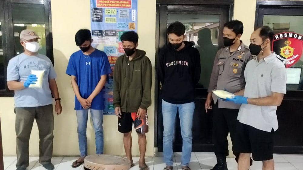 Tersangka pembuat dan kurir bubuk petasan di Kediri. IDN Times/istimewa